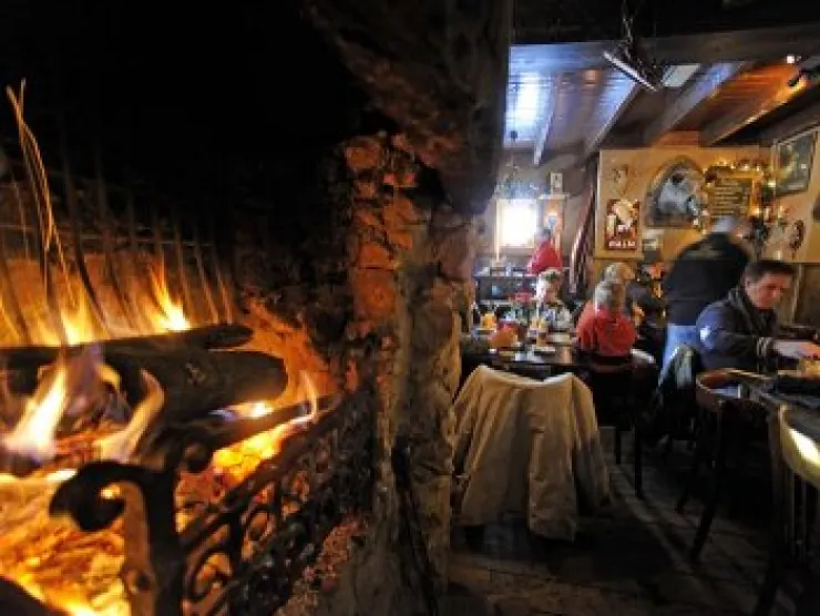 boswandeling in herfst met drinken bij hijgend hert