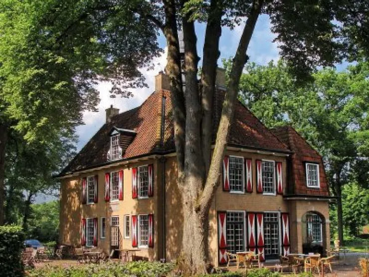 thee drinken bij de Slotplaats na wandeling in Bakkeveen