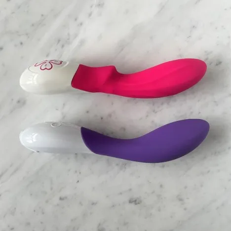 Lisa naast Mona vibrator van Lelo