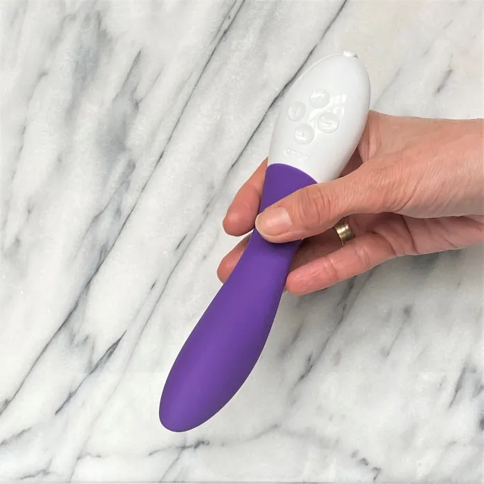 Mona 2 vibrator van Lelo in hand