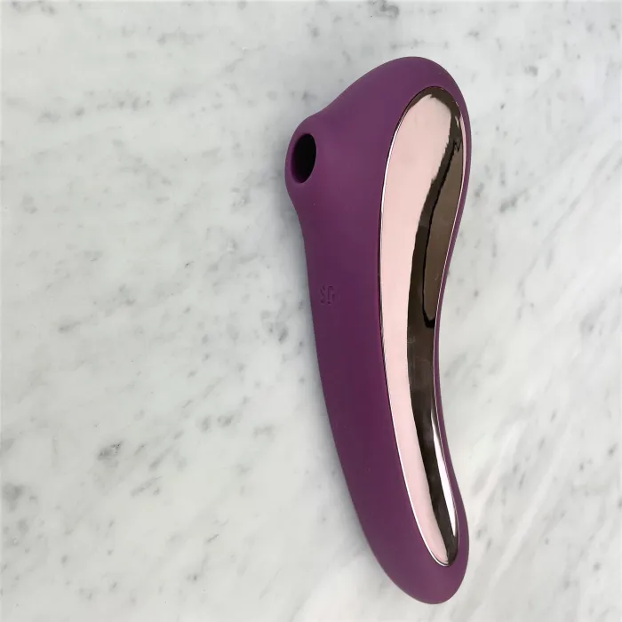 Satisfyer Dual Kiss, luchtdruk vibrator die je kunt inbrengen, met vibrerend deel