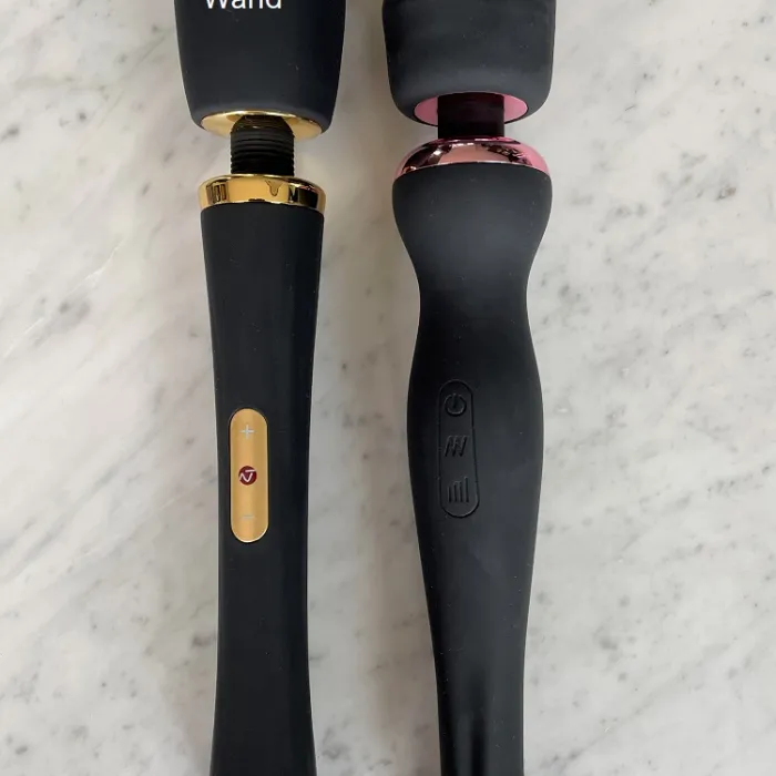 Nomi Tang Power Wand en Oscar wand massager naast elkaar