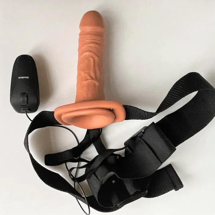 Holle dildo met strapon en afstandsbediening voor vibraties