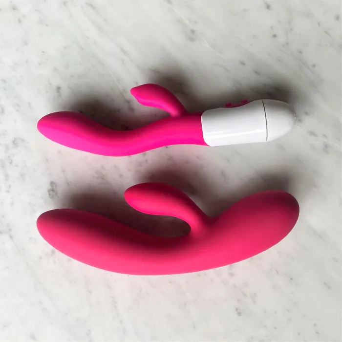 Rabbit vibrators Lily Vibe en Yed naast elkaar