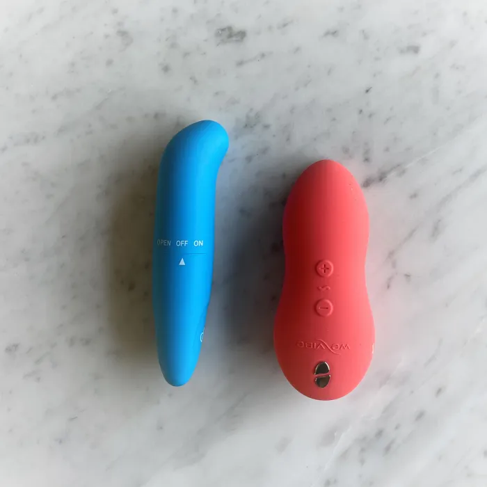 Mini gspot vibrator naast we-vibe touch voor maat vergelijking