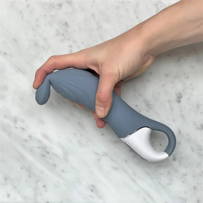 Satisfyer A-mazing vibrator door ons getest, in hand