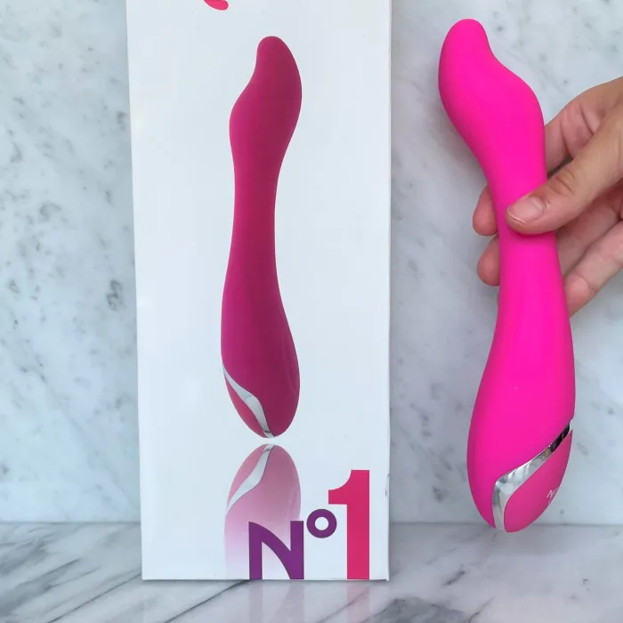 Naghi vibrator met verpakking in hand