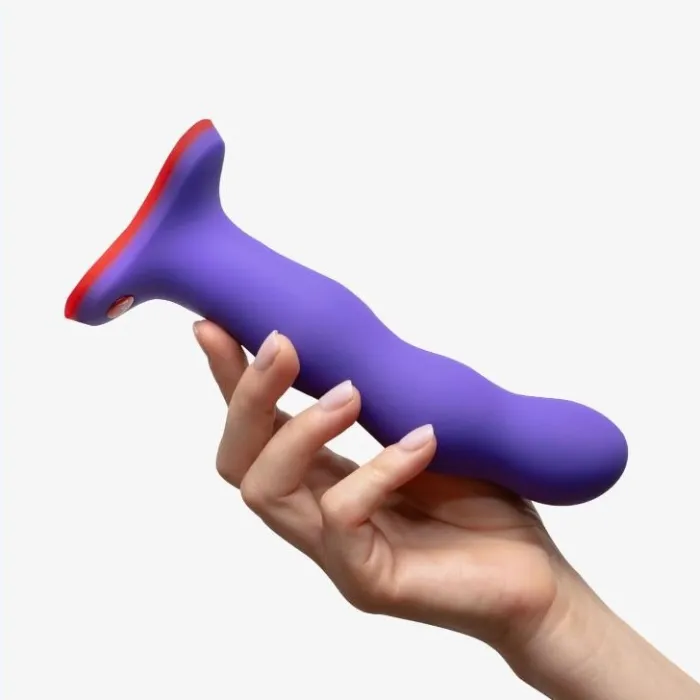 Bouncer dildo van Fun Factory in paars in hand