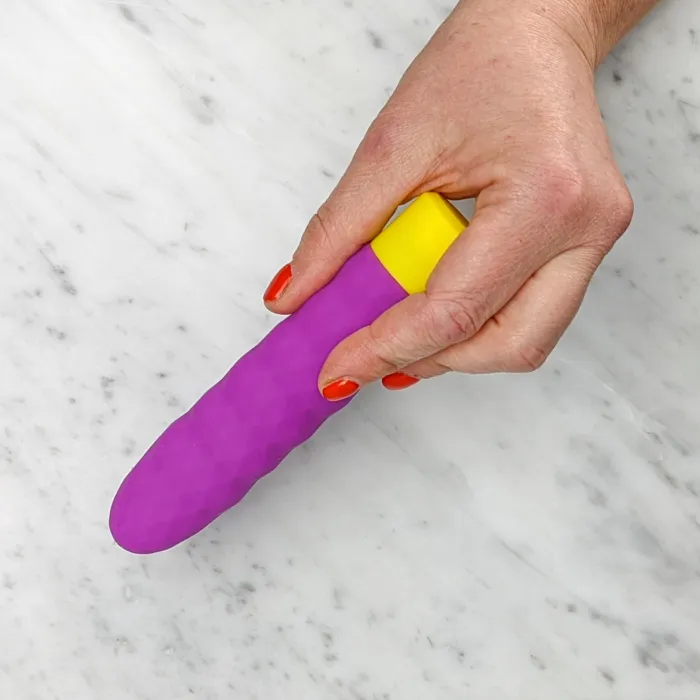 Romp beat vibrator in de hand