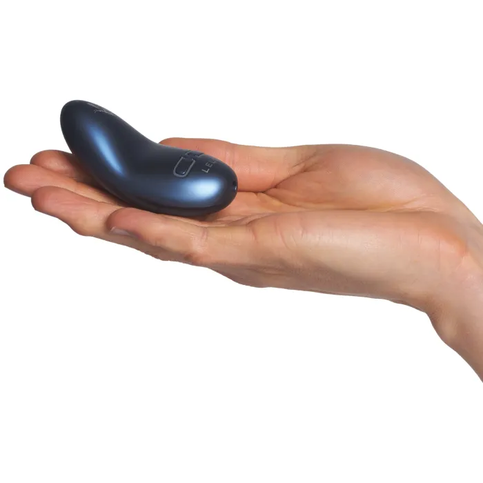 Nea 3 stimulator van Lelo in hand