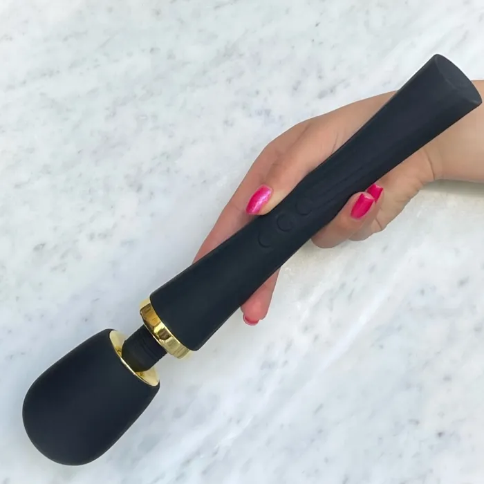 Melody wandmassager in hand