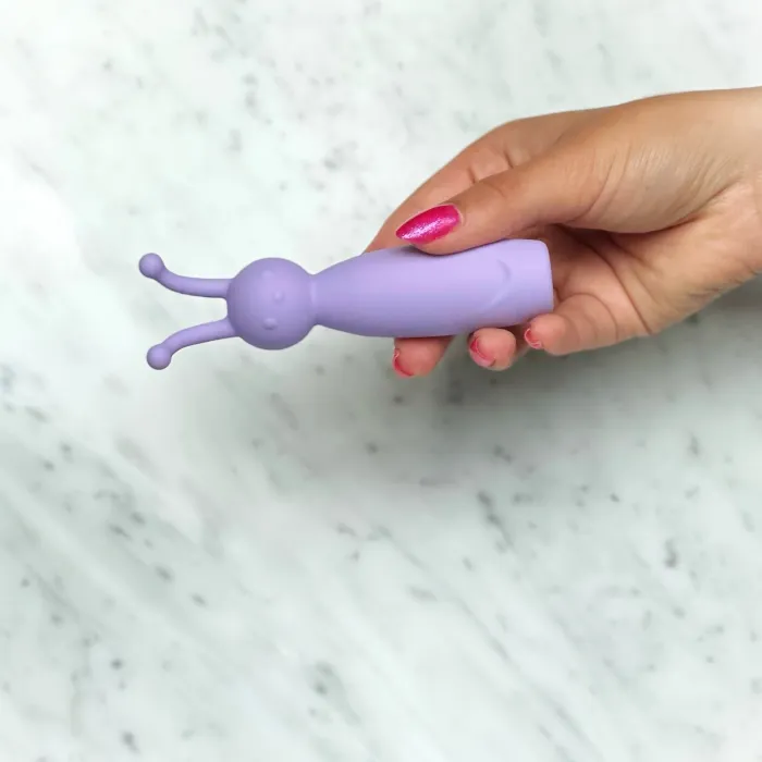 Mini vibrator bijtje met voelsprietjes in hand 