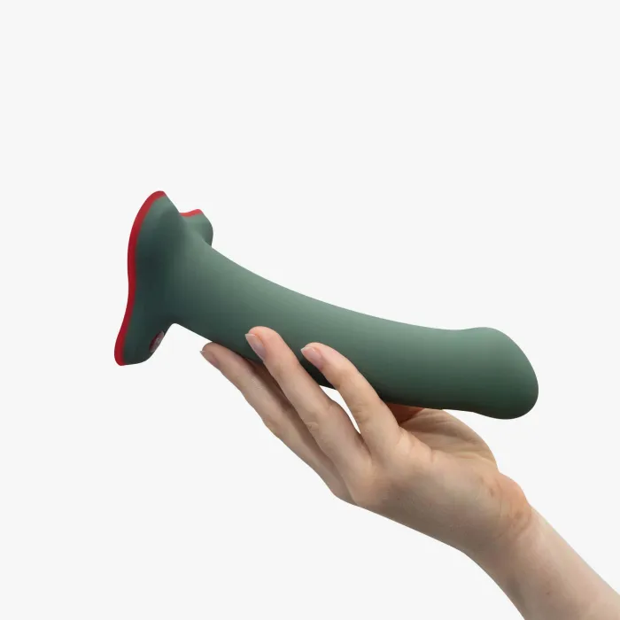 Magnum dildo van Fun Factory in hand