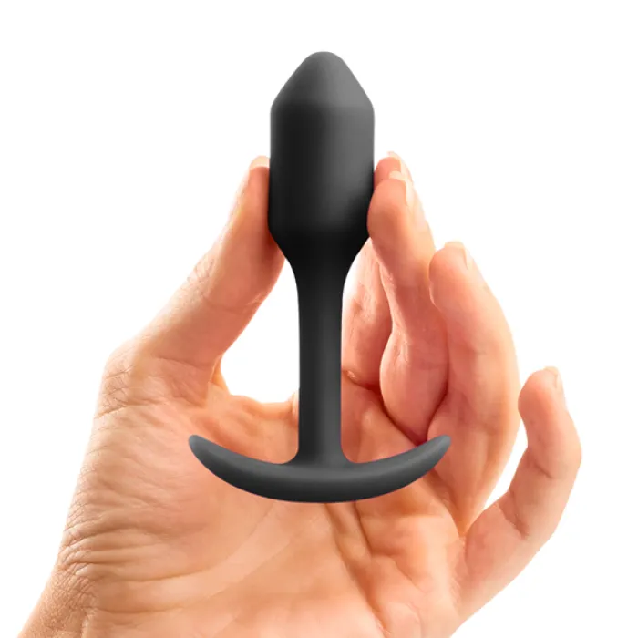 B-Vibe buttplug in hand maatje XS