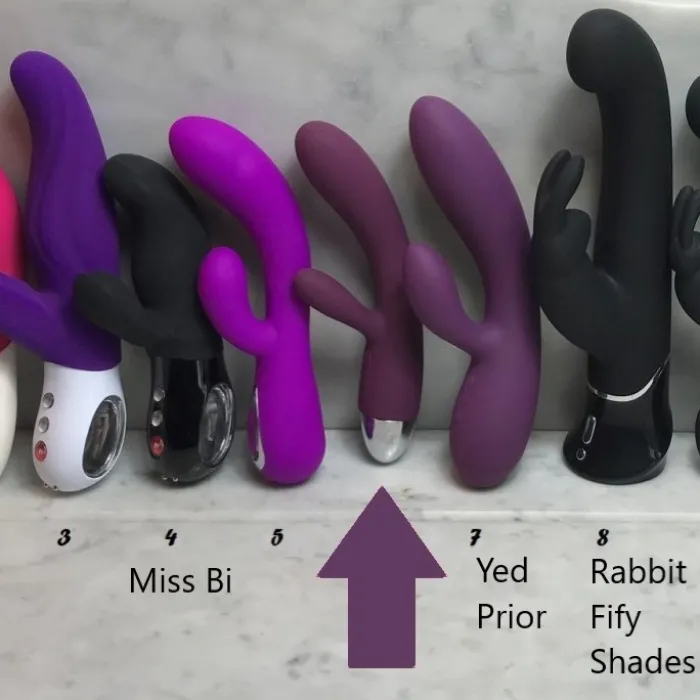 Alice tussen andere rabbit vibrators