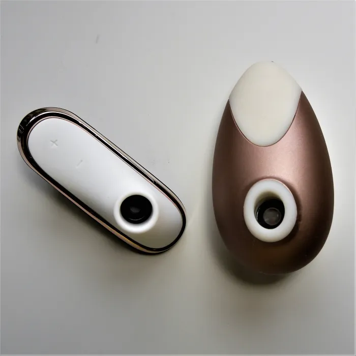 Satisfyer Pro Deluxe en Satisfyer Pro Traveler naast elkaar