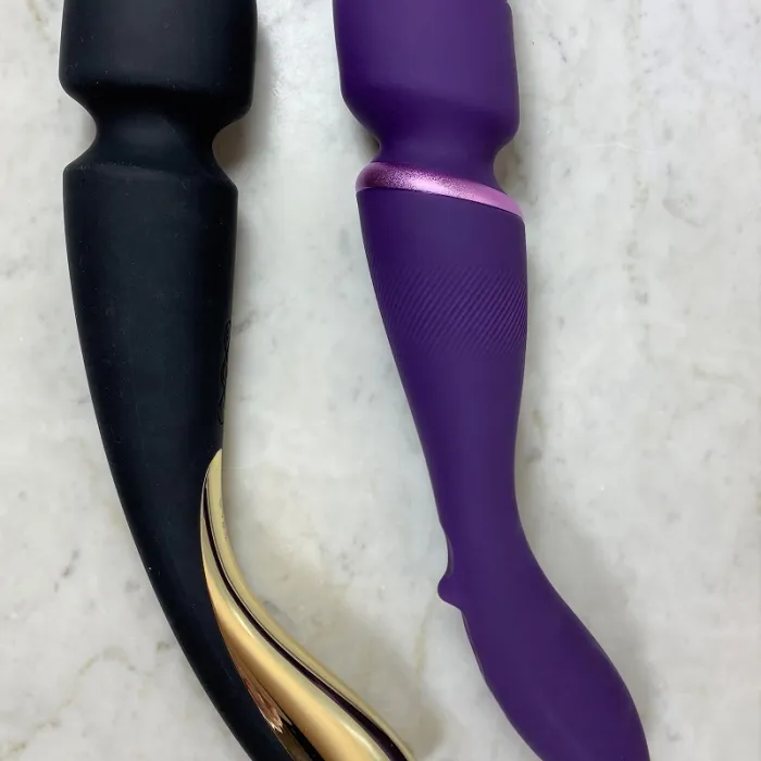 wand massager van we-vibe naast Smart Wand Large van Lelo